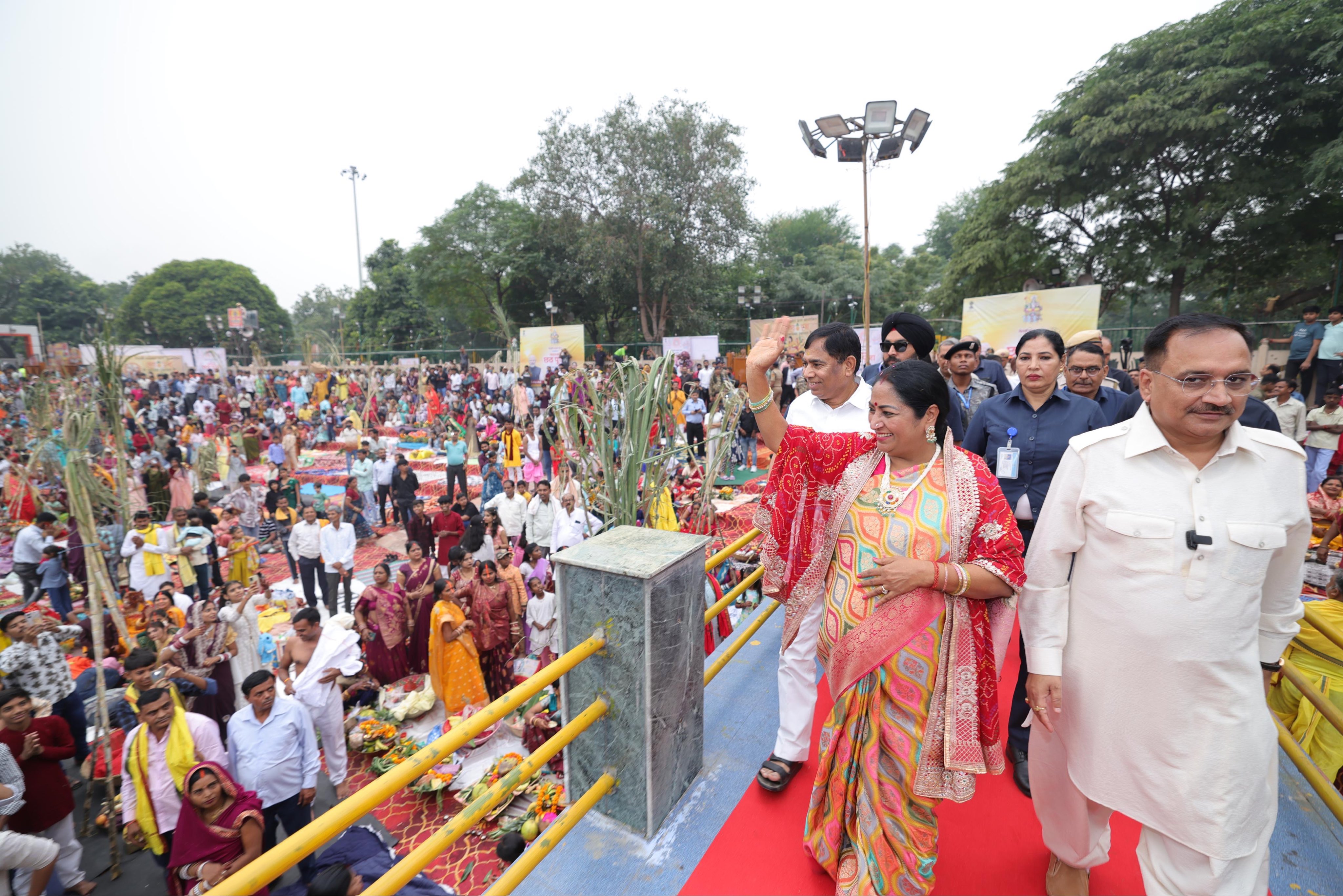मंगोलपुरी के बापू पार्क में आयोजित महापर्व छठ पूजा में मंगोलपुरी के बापू पार्क में आयोजित महापर्व छठ पूजा में
