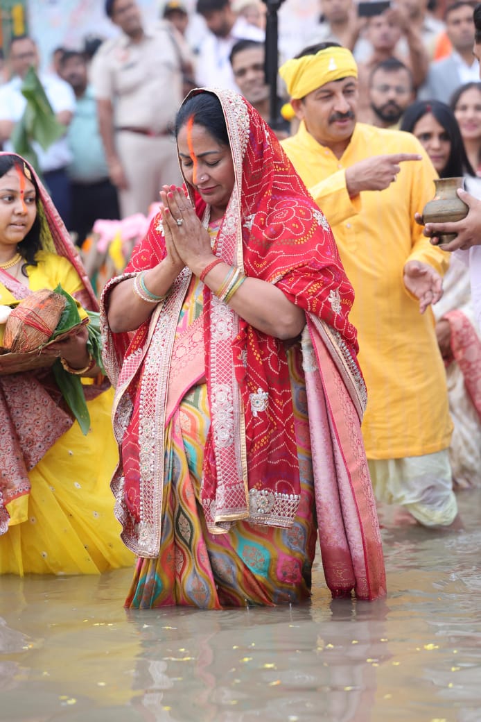 मुख्यमंत्री रेखा गुप्ता सोनिया विहार के घाट पर भक्ति गीतों के बीच सूर्यदेव को अर्घ्य अर्पित कर नमन करती