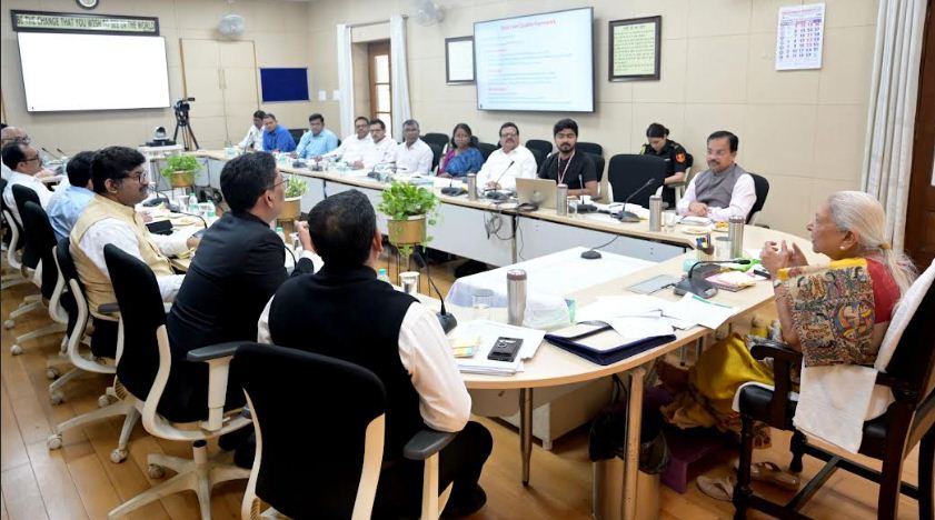 प्राविधिक विश्वविद्यालय की समीक्षा बैठक करती राज्यपाल आनंदीबेन पटेल प्राविधिक विश्वविद्यालय की समीक्षा बैठक करती राज्यपाल आनंदीबेन पटेल