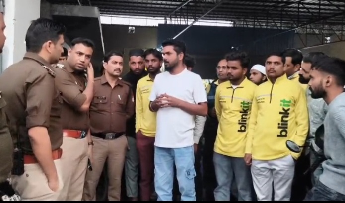 पुलिस डिलीवरी बॉयज का सत्यापन करते हुए पुलिस डिलीवरी बॉयज का सत्यापन करते हुए