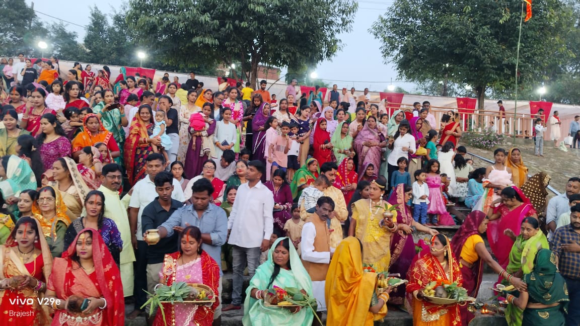 अनूपपुर सामतपुर तालाब में छठ पूजा में डूबते सूर्य की पूजा करते हुए 2 अनूपपुर सामतपुर तालाब में छठ पूजा में डूबते सूर्य की पूजा करते हुए 2