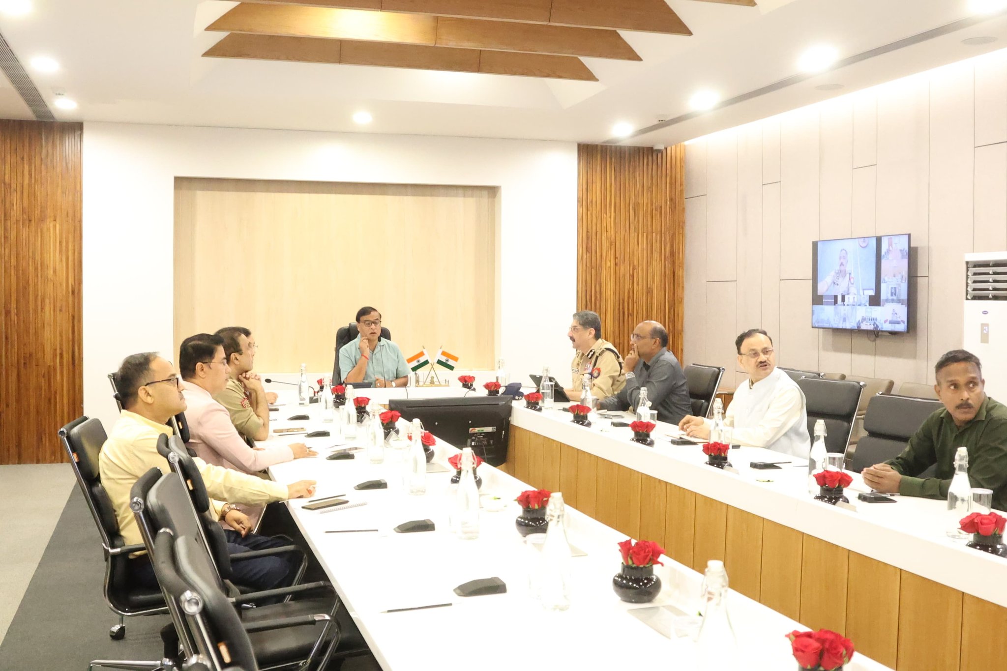 असम: वरिष्ठ प्रशासनिक एवं पुलिस अधिकारियों के साथ समीक्षा बैठक करते मुख्यमंत्री असम: वरिष्ठ प्रशासनिक एवं पुलिस अधिकारियों के साथ समीक्षा बैठक करते मुख्यमंत्री