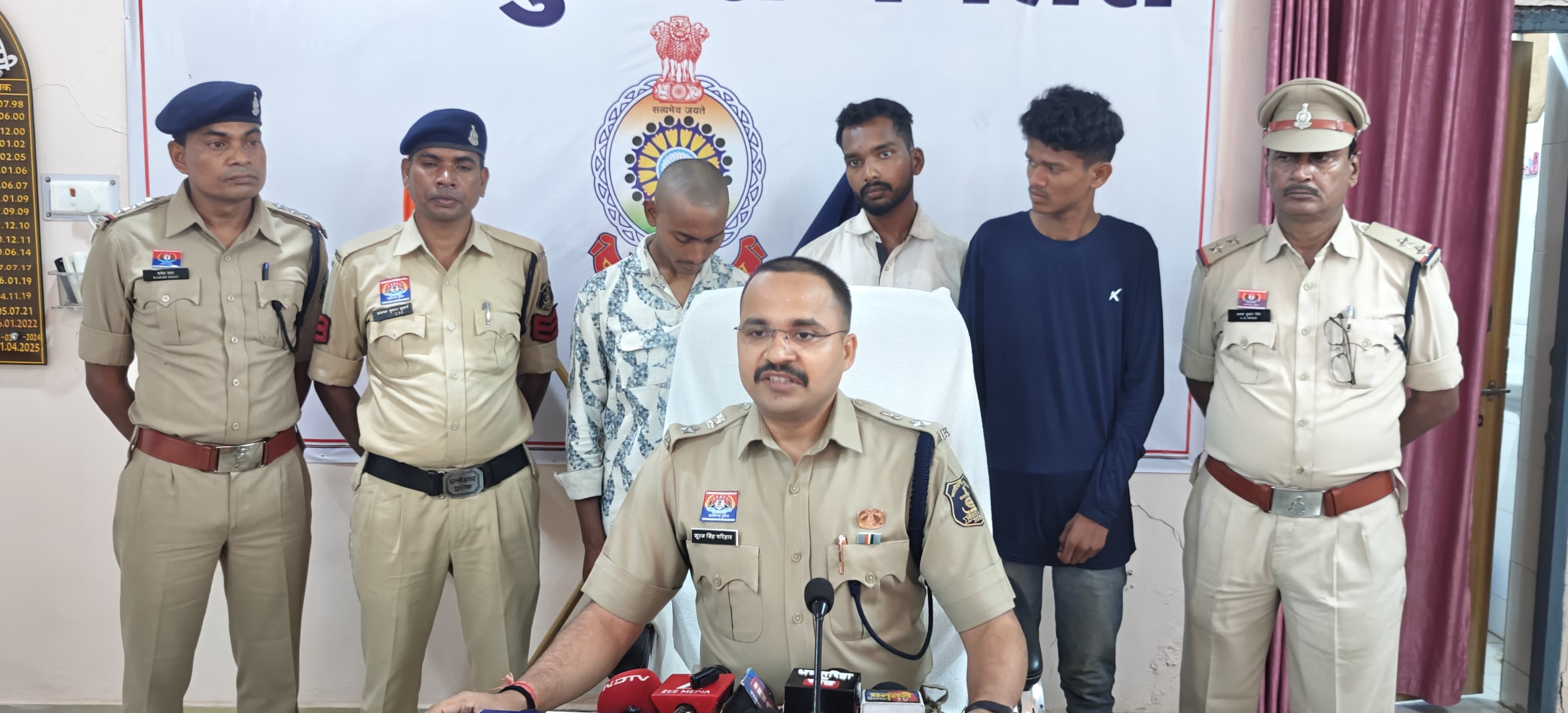 गिरफ्तार तीनों आरोपित व पुलिस अधिकारी।