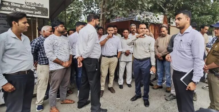 तहसील परिसर का निरीक्षण करते जिलाधिकारी तहसील परिसर का निरीक्षण करते जिलाधिकारी