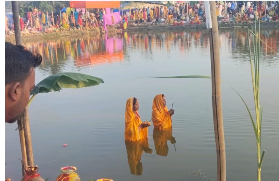 असम: बिश्वनाथ में व्रतधारियों ने अर्पित किया सांध्या कालीन अर्घ्य असम: बिश्वनाथ में व्रतधारियों ने अर्पित किया सांध्या कालीन अर्घ्य