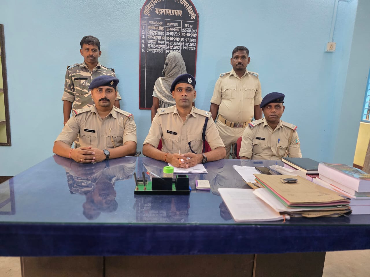 जानकारी देते पुलिस अधिकारी जानकारी देते पुलिस अधिकारी