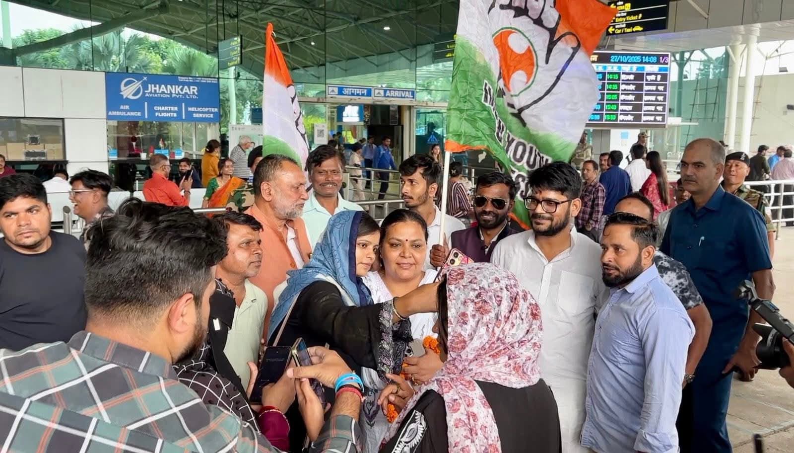 एयरपोर्ट पर मंत्री दीपिका पांडेय समेत अन्य एयरपोर्ट पर मंत्री दीपिका पांडेय समेत अन्य