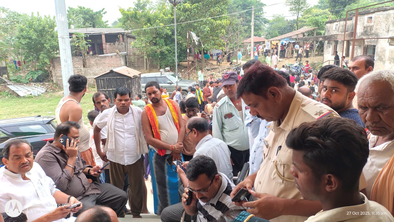 मौके पर मौजूद लोग मौके पर मौजूद लोग