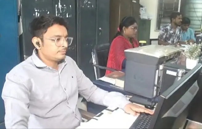 राशन कार्डों का सत्यापन करते हुए