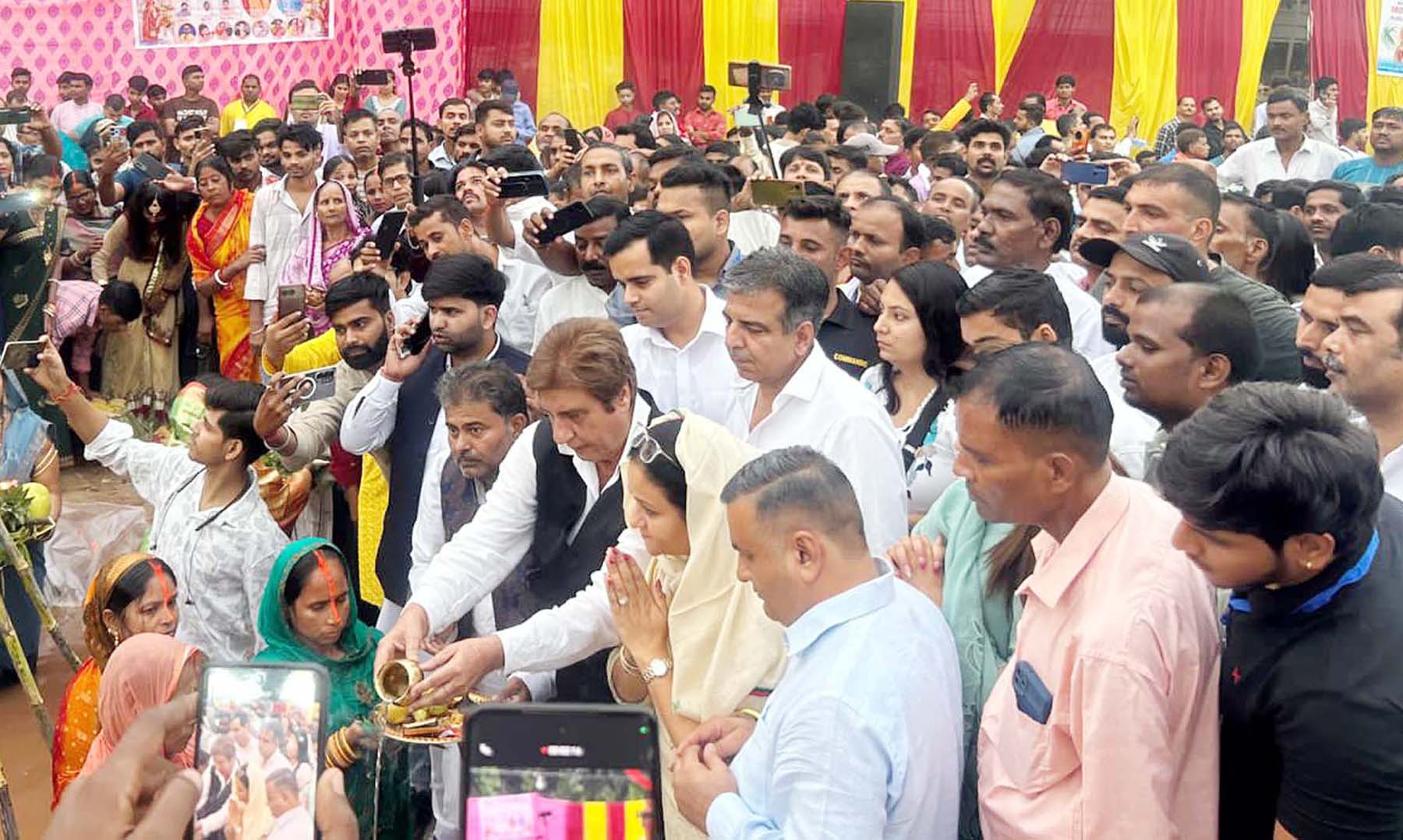 गुरुग्राम में छठ पर्व पर अघ्र्य देते पूर्व सांसद एवं गुडग़ांव लोकसभा से कांग्रेस प्रत्याशी रहे राज बब्बर।