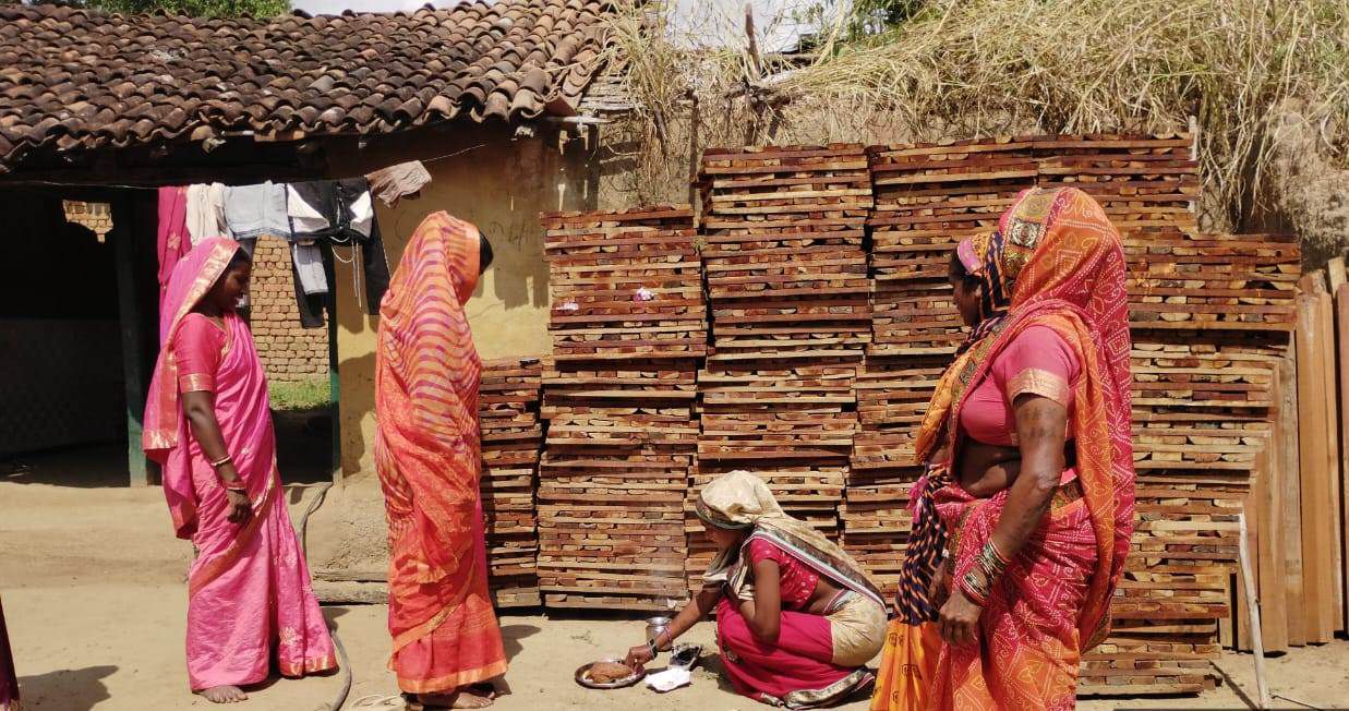 सेंट्रिंग प्लेट निर्माण कार्य में जुड़ी हैं महिलाएं।