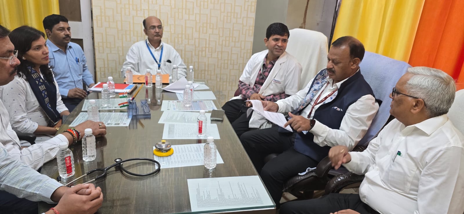 प्रयागराज के विकासखण्ड बहरिया का निरीक्षण करते हुए नीति आयोगा भारत सरकार के अपर सचिव रोहित कुमार एवं अन्य अधिकारियों का छाया चित्र