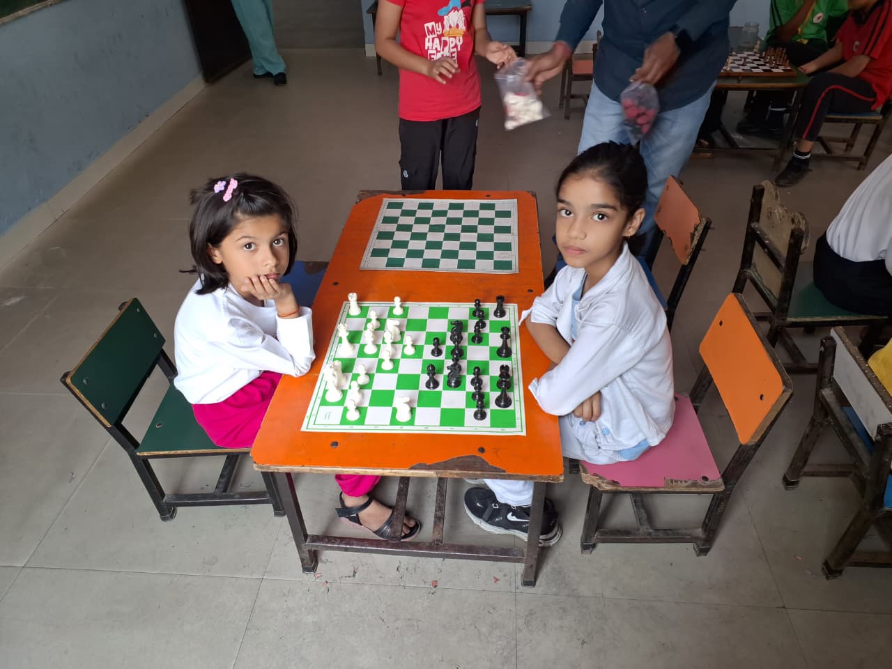 शतरंज प्रतियोगिता में भाग लेती खिलाड़ी। शतरंज प्रतियोगिता में भाग लेती खिलाड़ी।