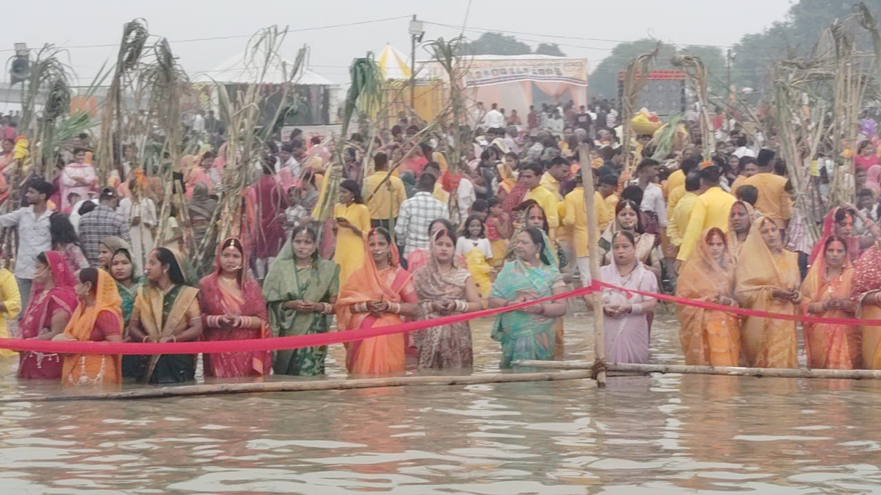 छठी मईया को अर्घ्य देती व्रती महिलाएं। छठी मईया को अर्घ्य देती व्रती महिलाएं।