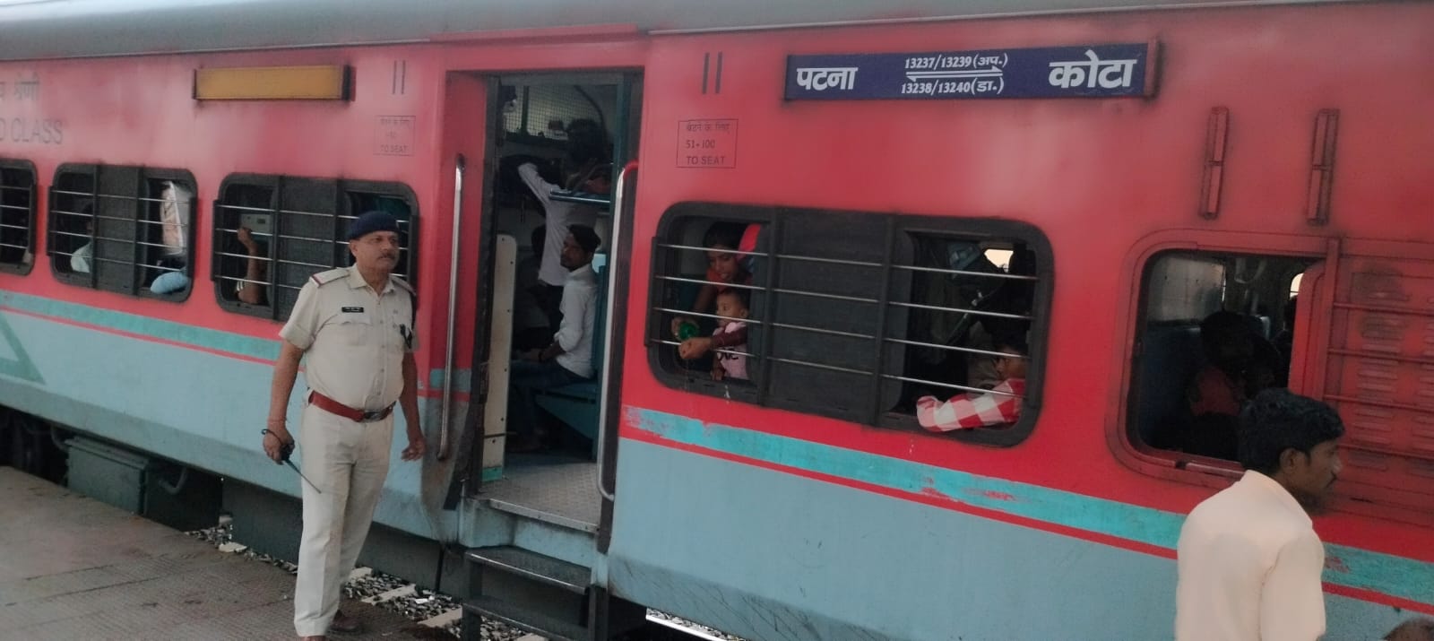 कोटा मंडल की कंट्रोल रूम से लेकर प्लेटफॉर्म तक—सतर्क निगरानी में हो रही है यात्रियों की सुरक्षित यात्रा कोटा मंडल की कंट्रोल रूम से लेकर प्लेटफॉर्म तक—सतर्क निगरानी में हो रही है यात्रियों की सुरक्षित यात्रा