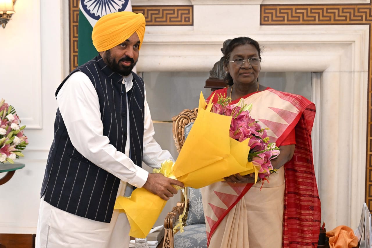 पंजाब के मुख्यमंत्री भगवंत मान राष्ट्रपति द्राेपदी मुर्मू से मुलाकात करते हुए पंजाब के मुख्यमंत्री भगवंत मान राष्ट्रपति द्राेपदी मुर्मू से मुलाकात करते हुए