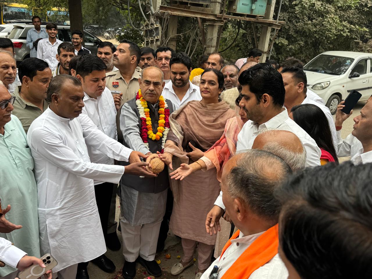 सडक़ निर्माण कार्य का शिलान्यास करवाते विधायक पं. मूलचंद शर्मा सडक़ निर्माण कार्य का शिलान्यास करवाते विधायक पं. मूलचंद शर्मा