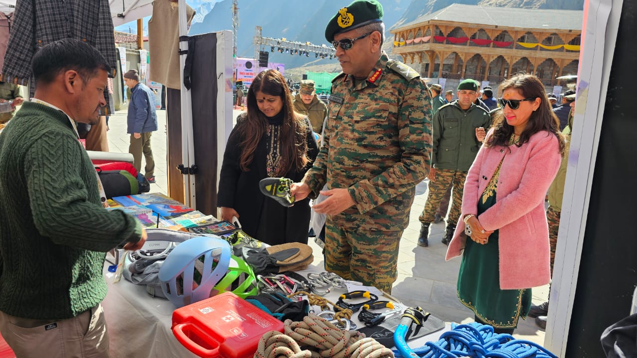 महोत्सव में स्टालों का निरीक्षण करते सैन्य अधिकारी। महोत्सव में स्टालों का निरीक्षण करते सैन्य अधिकारी।