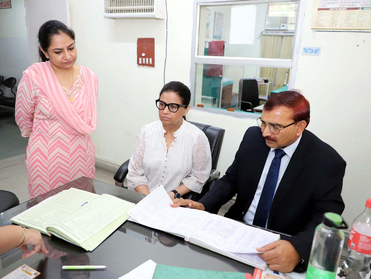 औचक निरीक्षण के दौरान रजिस्टर चैक करते कुलपति प्रो. नरसी राम बिश्नोई। औचक निरीक्षण के दौरान रजिस्टर चैक करते कुलपति प्रो. नरसी राम बिश्नोई।