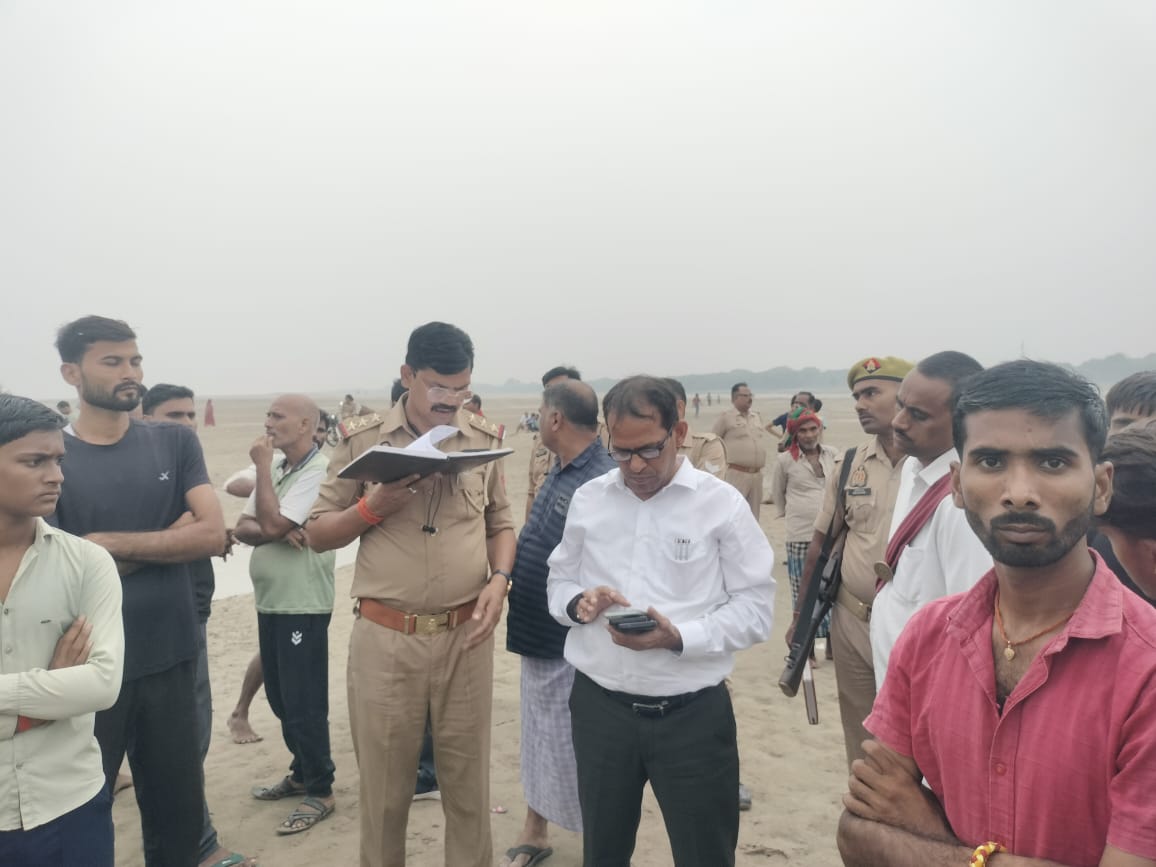 निफरा गाँव में द घटना के बाद मौके पर पहुंचे एसडीएम सदर गुलाब चंद्र। निफरा गाँव में द घटना के बाद मौके पर पहुंचे एसडीएम सदर गुलाब चंद्र।