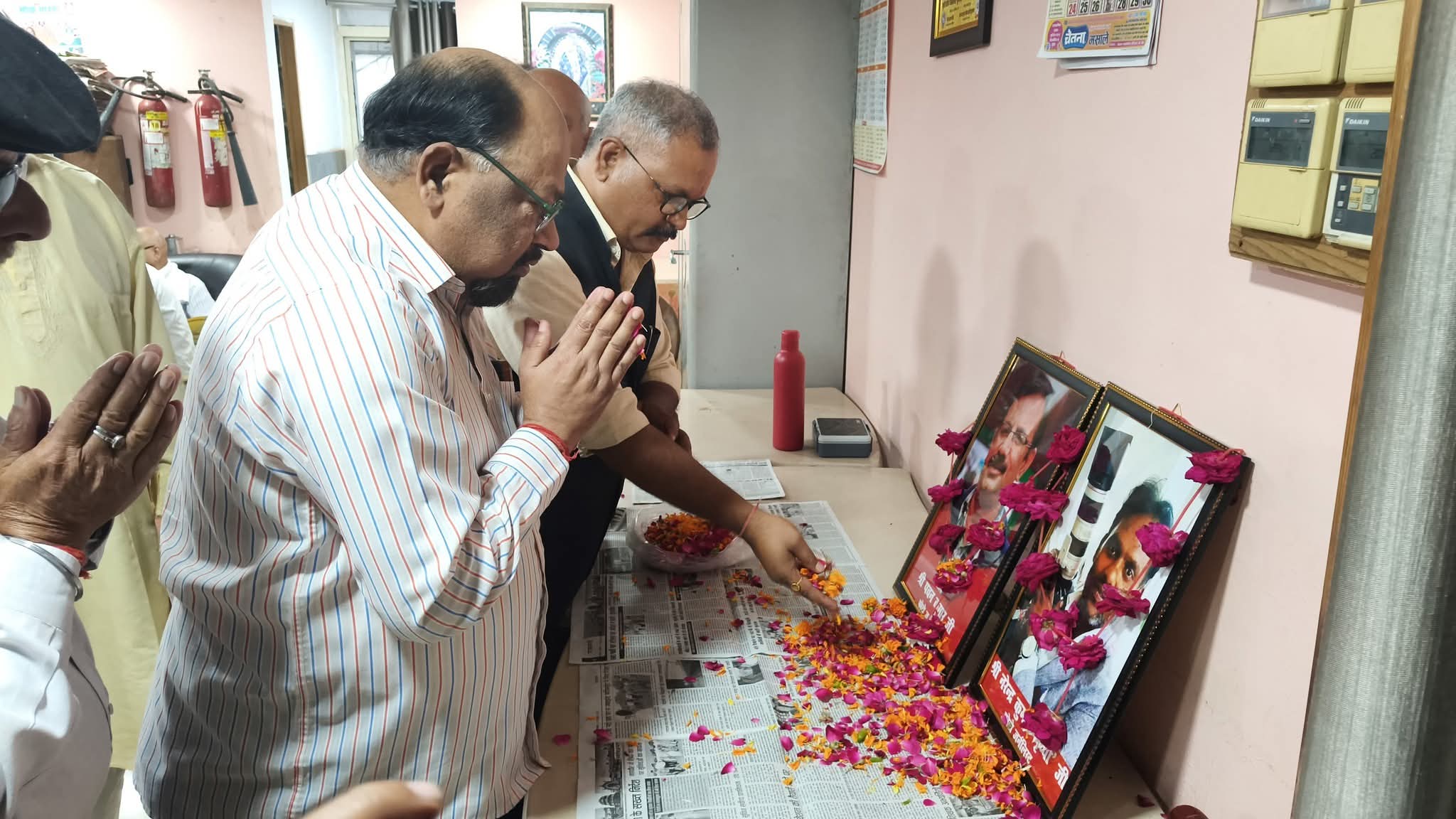 पुष्पांजलि अर्पित करते पत्रकार हेमंत सिंह पुष्पांजलि अर्पित करते पत्रकार हेमंत सिंह