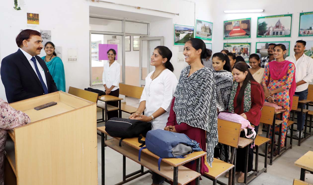 विद्यार्थियों से संवाद करते कुलपति प्रो. नरसी राम बिश्नोई। विद्यार्थियों से संवाद करते कुलपति प्रो. नरसी राम बिश्नोई।