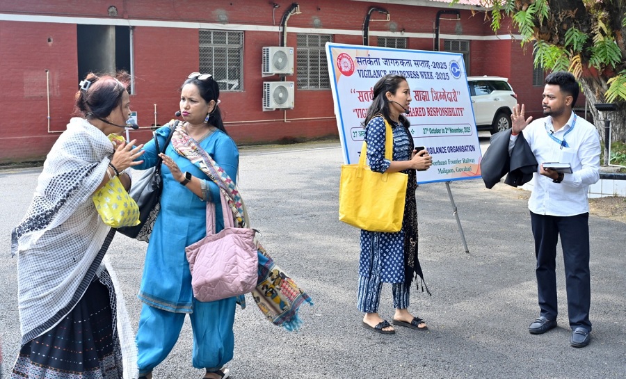 गुवाहाटीः पूसीरे मुख्यालय मालीगांव में सतर्कता जागरूकता सप्ताह के शुभारंभ अवसर पर नुक्कड़ नाटक की प्रस्तुति का दृश्य। गुवाहाटीः पूसीरे मुख्यालय मालीगांव में सतर्कता जागरूकता सप्ताह के शुभारंभ अवसर पर नुक्कड़ नाटक की प्रस्तुति का दृश्य।