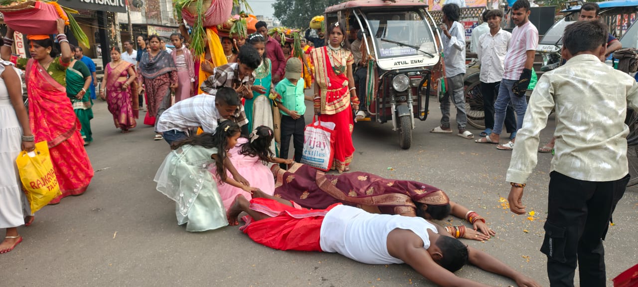 थदंडवत देते श्रद्धालु थदंडवत देते श्रद्धालु