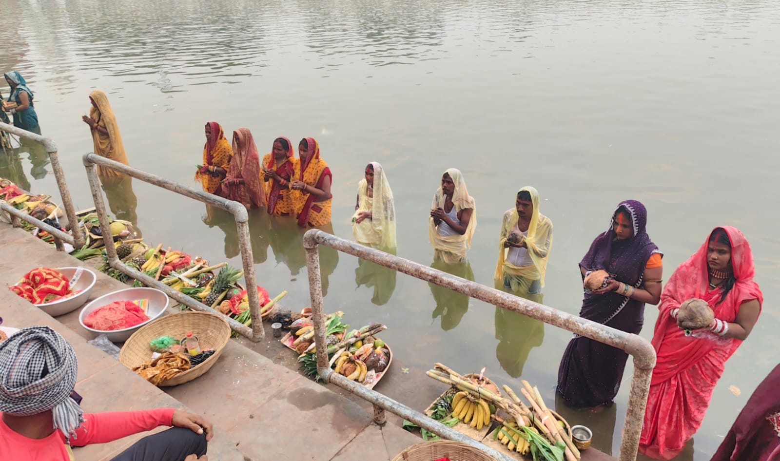 डूबते हुए सूर्य को अघ्र्य देते हुए। डूबते हुए सूर्य को अघ्र्य देते हुए।