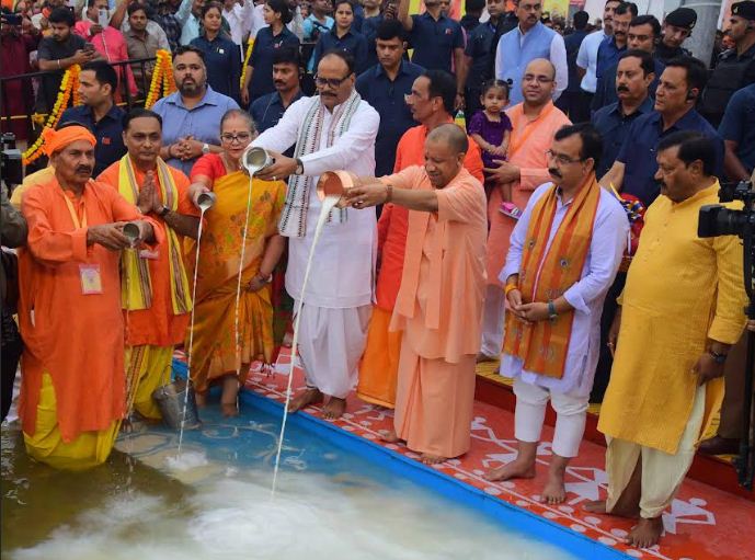 लक्ष्मण मेला घाट पर सूर्य  को अर्घ देते मुख्यमंत्री लक्ष्मण मेला घाट पर सूर्य  को अर्घ देते मुख्यमंत्री