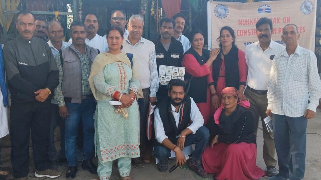 कलाकारों के साथ स्थानीय नागरिक। कलाकारों के साथ स्थानीय नागरिक।