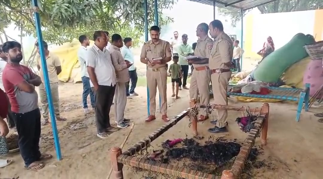 मौके पर पहुंची पुलिस मामले की जांच पड़ताल करते हुए मौके पर पहुंची पुलिस मामले की जांच पड़ताल करते हुए