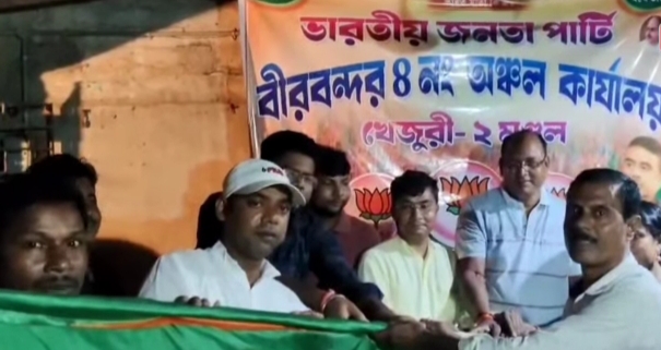 खेजुरी में तृणमूल से बीजेपी में आए कार्यकर्ता खेजुरी में तृणमूल से बीजेपी में आए कार्यकर्ता