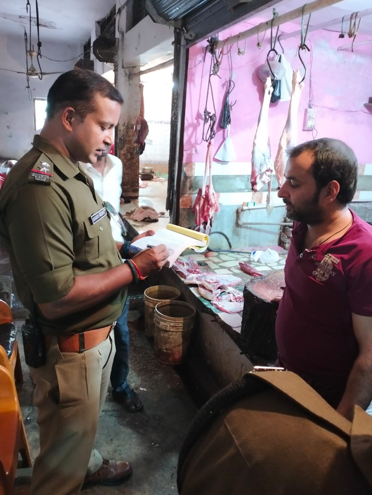 पुलिस मीट की दुकान का निरीक्षण करती हुई पुलिस मीट की दुकान का निरीक्षण करती हुई