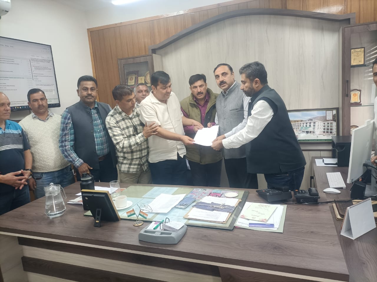 मुख्य अभियंता को मांगपत्र सौंपते हुए कारोबारी। मुख्य अभियंता को मांगपत्र सौंपते हुए कारोबारी।