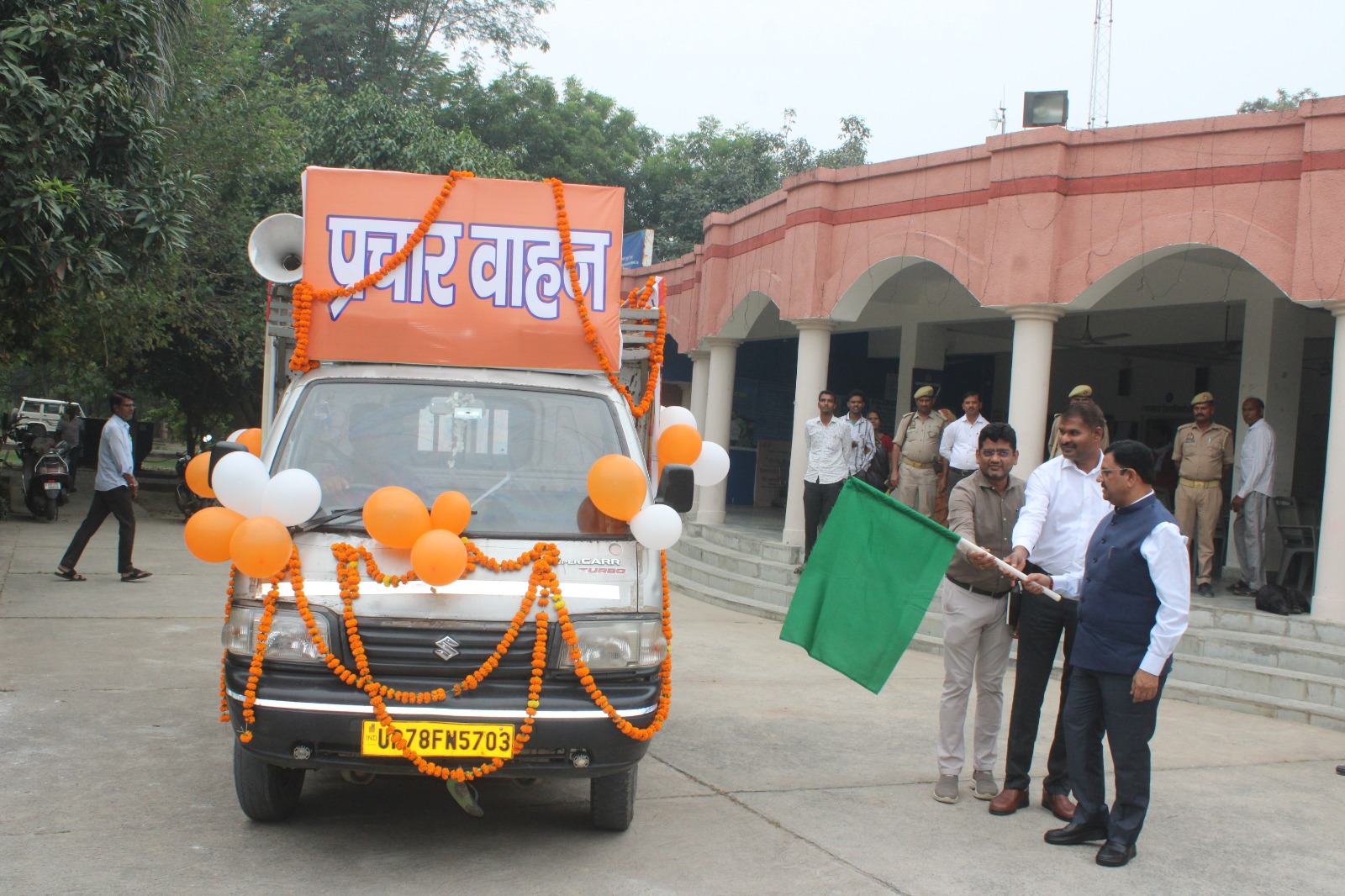 फोटो -वाहन को झंडी दिखाकर रवाना करते  जिला अधिकारी फोटो -वाहन को झंडी दिखाकर रवाना करते  जिला अधिकारी