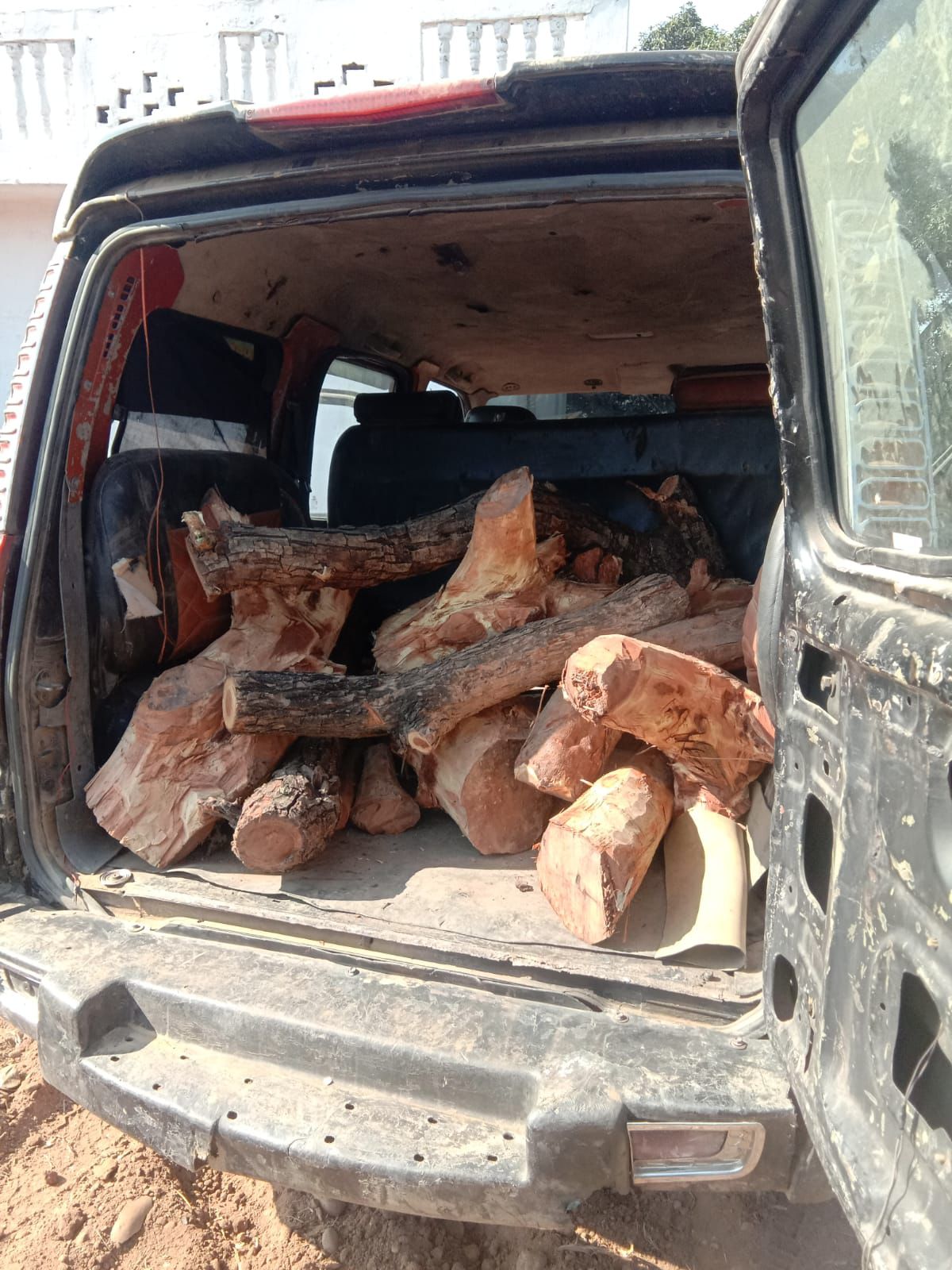 जम्मू (ग्रामीण) पुलिस ने घरोटा क्षेत्र में अवैध खैर की लकड़ी की तस्करी में शामिल