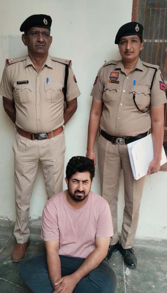 छात्रा को धमकी देने मामले में गिरफ्तार आरोपी। छात्रा को धमकी देने मामले में गिरफ्तार आरोपी।