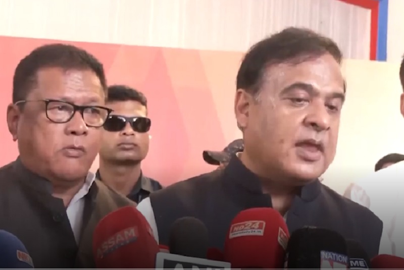 असमः सोमवार को मीडिया से बातचीत करते मुख्यमंत्री डॉ. हिमंत बिस्व सरमा