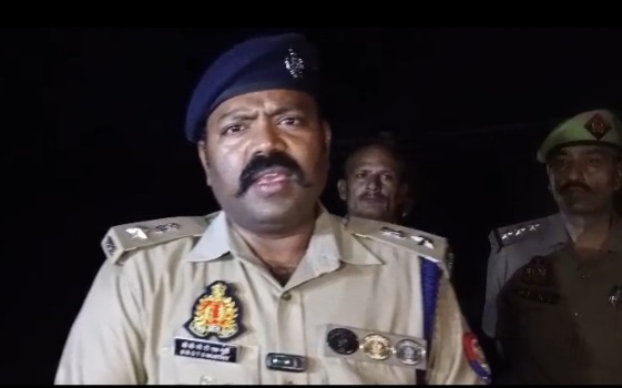 घटना स्थल पर जानकारी देते एसएसपी