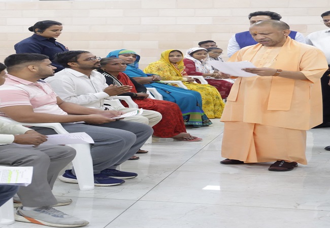 जनता दर्शन में लोगों की समस्याओं को सुनते मुख्यमंत्री योगी जनता दर्शन में लोगों की समस्याओं को सुनते मुख्यमंत्री योगी