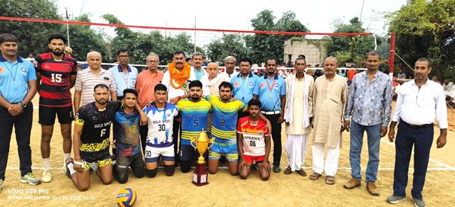 विजेता टीम एवं अतिथिगण विजेता टीम एवं अतिथिगण