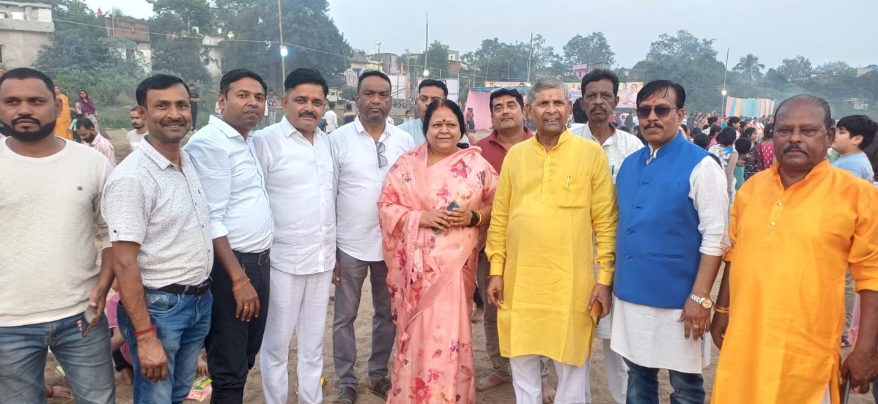 कोरबा में छठ महापर्व की श्रद्धा से उमड़ी आस्था, पूर्व महापौर दंपति ने दिया डूबते सूर्य को अर्घ्य