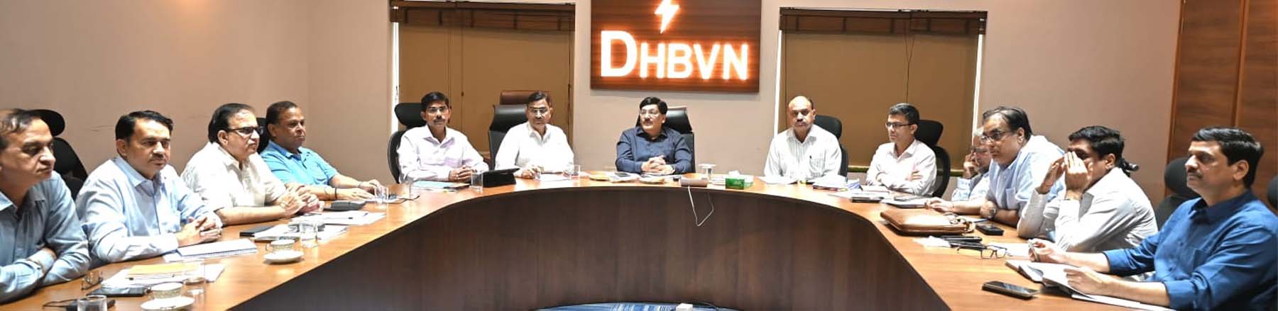 गुरुग्राम में अधिकारियों की बैठक लेते डीएचबीवीएन के निदेशक विपिन गुप्ता। गुरुग्राम में अधिकारियों की बैठक लेते डीएचबीवीएन के निदेशक विपिन गुप्ता।