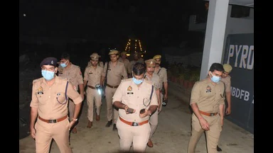 घटनास्थल पर जांच करती पुलिस घटनास्थल पर जांच करती पुलिस