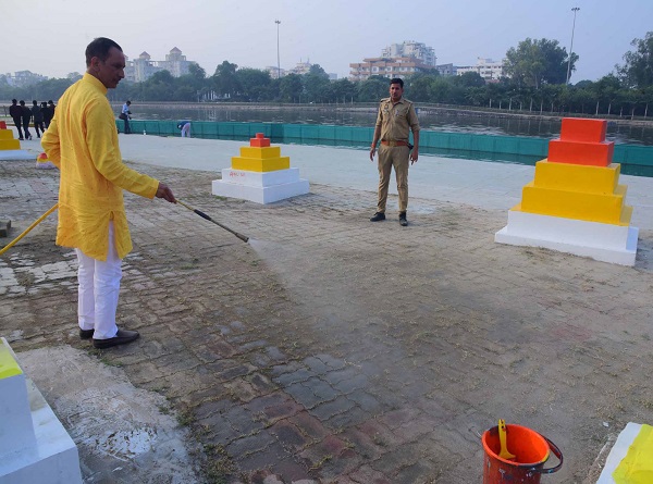घाटों पर सफाई और तैनात पुलिस कर्मी घाटों पर सफाई और तैनात पुलिस कर्मी