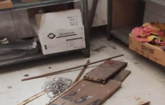 सोनीपत स्पेयर पार्ट्स की दुकान का शटर तोड़ा बिखरा हुआ सामान सोनीपत स्पेयर पार्ट्स की दुकान का शटर तोड़ा बिखरा हुआ सामान