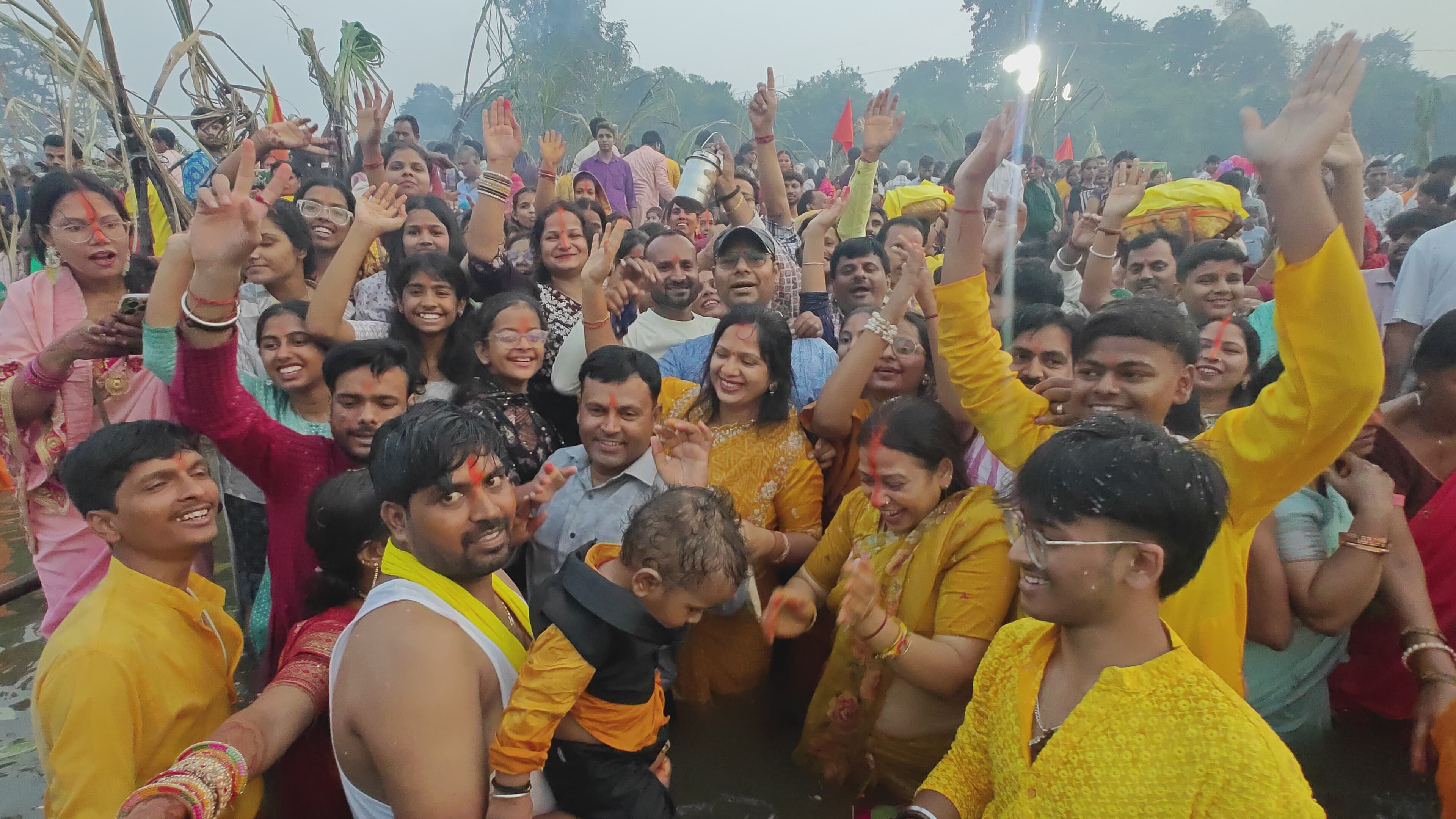 घाट पर उमड़ी भीड़ घाट पर उमड़ी भीड़