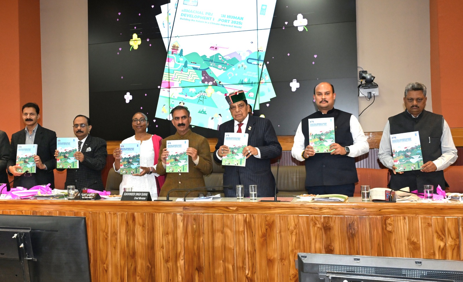 मुख्यमंत्री विमोचन करते हुए मुख्यमंत्री विमोचन करते हुए