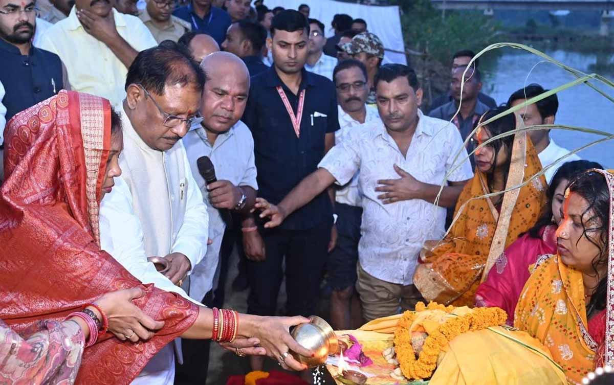 मुख्यमंत्री साय छठ घाट में सूर्य को अर्घ्य देते हुए